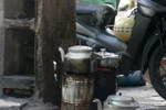 Người Hà Nội "hồn nhiên" bày bếp ăn ra đường