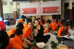 Lãnh sự Nam Phi cùng sinh viên gói bánh chưng tặng người nghèo đón Tết
