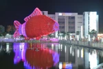Cận cảnh lồng đèn cá chép lớn nhất Việt Nam tại Times City