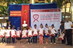 Techcombank tặng 1,8 tỷ đồng chương trình "Khăn đỏ đến trường 2014"