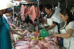 Thịt heo, gà đang bị làm giá: Lợi nhuận vào tay dân buôn!
