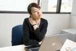 4 động tác đơn giản, giảm nguy cơ mắc bệnh do ngồi làm việc lâu