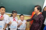 Ly sữa nhỏ làm ấm lòng trẻ em tiêm vắc xin sởi - rubella