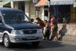 Nhóm trẻ liều lĩnh chặn ôtô chạy nhanh trên quốc lộ 1A để xin tiền 