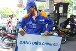 Xăng giảm giá kỷ lục xuống 17.880 đồng/lít