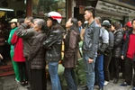 Xếp hàng mua bánh chưng như Tết 'bao cấp' giữa Hà Nội