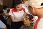 Thêm 300 người nghèo được sáng mắt