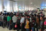 Nguy cơ chậm chuyến, xếp hàng bay đêm về quê ăn Tết