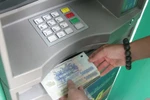 Mất tiền vì để quên thẻ ATM trong máy