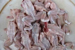 Mẹ chết, hai con nhập viện vì ăn thịt cóc