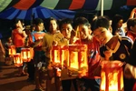 Kokomi giới thiệu Mì Gà quay Satế Xốt hành mới với quà tặng vua lồng đèn cho bé