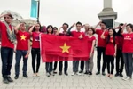 Xúc động clip sinh viên hát Quốc ca Việt Nam trên đường phố London