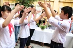 Xúc động clip: Học sinh khiếm thính hát Quốc ca bằng tay