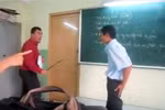 Clip: Trò bị thầy phạt vẫn nhăn nhở cười
