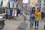 Người Hà Nội đẩy người đi bộ xuống đường để chiếm vỉa hè bán hàng (P1)