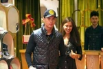 C. Ronaldo bảnh bao đưa bạn gái đi mua sắm