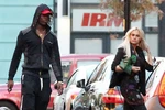 'Ngựa chứng' Balotelli sánh bước bên gái lạ và siêu xe mới