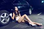 Mãn nhãn với người đẹp diện bikini bốc lửa sửa xe