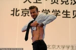 Tới Trung Quốc, Beckham chơi đàn tranh bên người đẹp