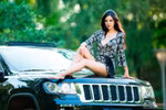 Người đẹp khoe thân hình nóng bỏng bên xe Jeep