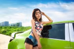 Người đẹp khoe chân dài nuột nà bên xế độ cực độc