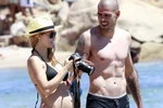 Bà xã Valdes 'đeo ba lô ngược' bên bờ biển