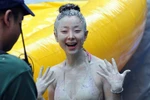 Người đẹp Trung Quốc mặc bikini... đấu vật trong bùn