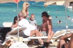 Ibrahimovic ung dung đưa vợ con đi biển trước ngày rời Milan
