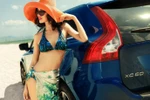 Người đẹp thả dáng bên xe Volvo trên bãi biển ngập tràn nắng gió