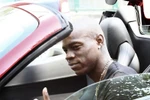 Balotelli lái xe Ferrari mui trần mới cáu cạnh về thăm bố mẹ