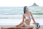 Người đẹp Trung Quốc vui đùa cùng bóng chuyền trên bãi biển
