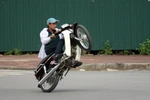 Thót tim với cảnh bốc đầu xe của dân chơi Hà Thành