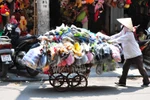 Người lao động nhọc nhằn mưu sinh dưới nắng nóng 40 độ C