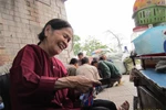 Thân già hơn 30 năm lặn lội mưu sinh dưới chân cầu Long Biên