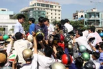 Nóng chiều 11/4: Đà Nẵng dừng bán mũ bảo hiểm cho dân