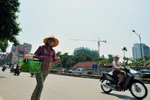 Người Hà Nội gồng mình chống chọi với nắng nóng 39 độ C