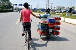Những màn 'xiếc' nguy hiểm trên đường phố Hà Nội