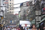 Góc ảnh độc giả: “Mạng nhện” chằng chịt phố phường Hà Nội