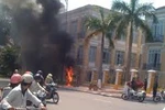 Giận chồng, người vợ tưới dầu lửa tự thiêu
