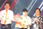 Cậu bé vàng toán học thắc mắc sao học văn với con khó quá'?