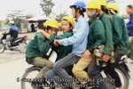 Video: Phát hoảng cảnh 6 công nhân "làm xiếc" trên một chiếc xe máy