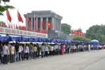 Người dân về viếng lăng Chủ tịch Hồ Chí Minh trong ngày sinh nhật 19/5