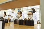Đại học Hàng Hải Việt Nam tự điều chế nước rửa tay khô phòng dịch Corona