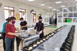 Cán bộ, giáo viên quận Lê Chân xắn tay áo nấu cơm cho người cách ly