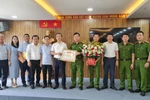 Bộ trưởng Bộ GD&ĐT tặng bằng khen cho lực lượng công an Đà Nẵng