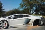 Lamborghini Aventador 'rụng rời' bánh sau tai nạn