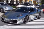 Cận cảnh siêu xe Ferrari mạ crôm sáng loáng cả con phố