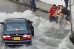 3 người bị nước lũ cuốn trôi vì cứu chiếc ô tô gặp nạn