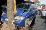 Hà Nội: Xế hộp “phanh” bằng gốc cây ven đường