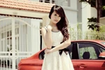 Hot girl 9x Hà Kim khoe dáng trẻ trung bến xe sang BMW